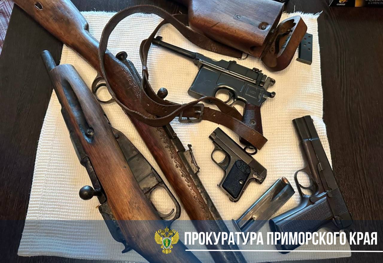 К реальному лишению свободы осуждены двое жителей Уссурийска за покушение на сбыт оружия и боеприпасов Уссурийская городская прокуратура поддержала государственное обвинение по уголовному делу в отношении двух местных жителей, 1958 и 1961 г.р. Они признаны виновными в совершении преступления, предусмотренного ч. 3 ст. 30, п. «а» ч. 5 ст. 222 УК РФ – покушение на сбыт огнестрельного оружия, боеприпасов к нему и основной части огнестрельного оружия, совершенный группой лиц по предварительному сговору, а один дополнительно по ч. 1 ст. 222 УК РФ – незаконные передача, хранение, перевозка огнестрельного оружия, боеприпасов к нему и основных частей огнестрельного оружия. В судебном заседании установлено, что в 2001 году один из подсудимых проходил военную службу в Чеченской республике, где обнаружил схрон с оружием и боеприпасами. Он перевёз найденные предметы в Уссурийск и хранил по месту жительства. Мужчина занимался коллекционированием оружия и на протяжении нескольких лет пополнял свою коллекцию. В 2023 году фигурант решил продать часть оружия. Он предложил заняться поиском покупателя второму фигуранту дела — владельцу антикварной лавки в Уссурийске. Довести преступный умысел виновные не смогли, поскольку их действия были пресечены сотрудниками УФСБ России по Приморскому краю. У фигурантов изъято 11 единиц огнестрельного оружия револьвер «Наган», ружьё «Иж-К», пистолеты «Маузер», «Браунинг», винтовки «Бердана», «Ремингтона» и др. и более 250 единиц патронов и гильз. С учетом позиции государственного обвинителя, суд признал мужчин виновными в совершении преступлений и назначил им наказание в виде лишения свободы на срок 5 лет и 6 лет. Местом отбывания наказания определена колония строгого режима. Приговор не вступил в законную силу.