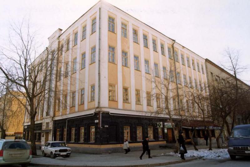 На реставрацию театрального института в Екатеринбурге уйдет два года На сайте госзакупок появилась информация о том, что для капремонта здания ищут подрядчика. Начальная цена контракта составляет 198,5 млн рублей. Завершить работы планируют до 30 июня 2027 года. Напомним, что это здание внесено в реестр объектов культурного наследия. В порядок приведут фасад, отремонтируют кровлю и обновят коммуникации.
