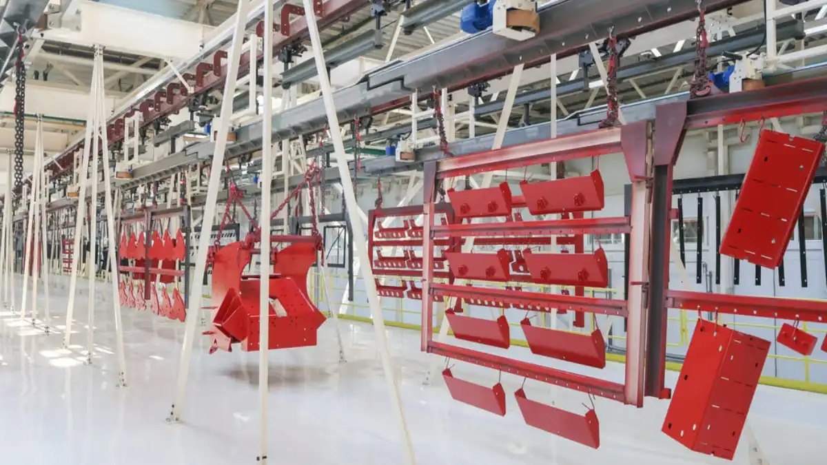 На тракторном заводе Ростсельмаш запущена большая окрасочная линия Современный комплекс знаменует собой новый этап в развитии предприятия не только открывая широкие производственные возможности но и обеспечивая высокий уровень экологической безопасности а также создавая более 70 дополнительных рабочих мест Подробнее читайте