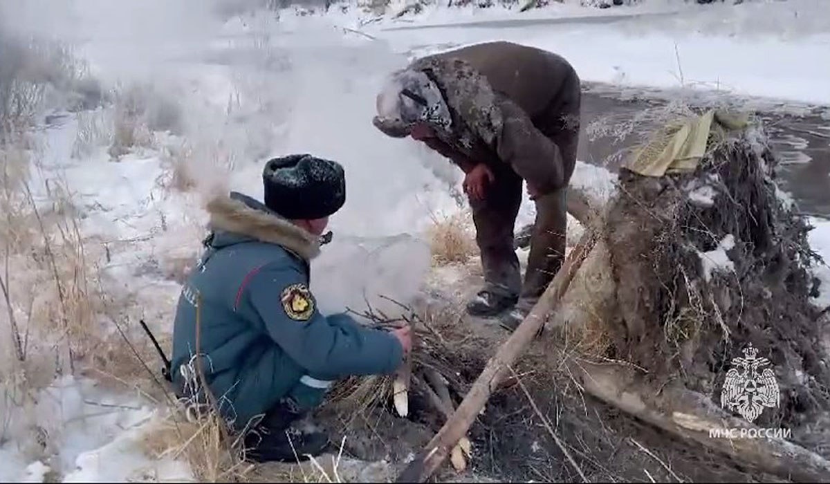 На Камчатке спасатели помогли мужчине, который замерзал возле реки Возле села Коряки Елизовского района мужчина едва не замерз насмерть после того, как провалился под лёд. Сельчанина нашли и отогрели, передает ИА «Камчатское время».  По информации МЧС России, сегодня утром в службу «112» сообщили, что слышны крики о помощи в районе улицы Рабочей села Коряки. В том месте находится обрыв, ведущий к руслу реки Авача.