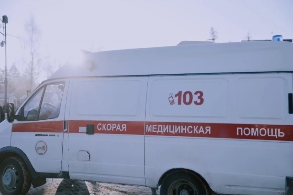 Медики скорой помощи во Владивостоке спасли жизнь девушке с острым отравлением лекарствами Рано утром 27 апреля во Владивостоке в одной из гостиниц была обнаружена девушка без сознания с подозрением на медикаментозное отравление. Бригада скорой помощи во главе с анестезиологом Савелием Крутиковым, медсестрой Ксенией Нагибко и стажером Дмитрием Куприным прибыла на место за 17 минут. Пациентка находилась в коме, с хрипами вместо нормального дыхания. Медики ввели препараты, провели санацию и начали искусственную вентиляцию легких с помощью мешка Амбу. Девушку подключили к аппарату ИВЛ и доставили в токсикологическое отделение Владивостокской клинической больницы №2, где врачи продолжили лечение. Благодаря слаженной работе специалистов жизнь пациентки удалось спасти. Источник: телеграм-канал «Владивостокская скорая» #владивосток #скораяпомощь #отравление #медицина #реанимация Подробнее