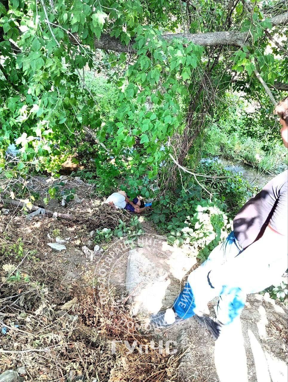Упал в овраг и уснул Столичные спасатели 9 июля помогли сотрудникам скорой достать пострадавшего из оврага. Дело было в центре Тирасполя, между Лиманным рынком и магазином «Мир света». Нетрезвый мужчина свалился метров с четырёх в кусты и уснул. Сотрудники ГУпЧС пострадавшего разбудили, помогли подняться и передали медикам. У мужчины были ушибы и ссадины. Пресс-центр МВД ПМР