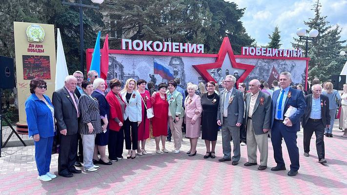 В Ставропольском крае открыли панно из фотографий героев разных времен На Ставрополье в эти дни открываются панно «Поколения Победителей» - они собраны из фотографий участников разных войн. Заместитель руководителя фракции «Единая Россия» в Госдуме, депутат от Ставрополья Ольга Тимофеева побывала на открытии панно в селе Курсавка и в городе Новоалександровске. «Мы просто обязаны защитить память. Как внуки и правнуки поколения победителей. На лжи нельзя построить будущее. Поэтому война за память, на историческом фронте сегодня очень важна», – отметила депутат. Панно смонтированы из фотографий наших бабушек и дедушек, которые воевали в Великую Отечественную войну, и участников специальной военной операции, которые на передовой в наши дни, добавила она. «Цена борьбы с фашизмом в те далекие сороковые - 27 миллионов погибших. Только в Ставрополе во время оккупации гитлеровцы замучили и расстреляли более 8 тысяч горожан. А во всем регионе - свыше 30 тысяч мирных жителей. Мы не имеем право это забывать. И просто обязаны передавать это детям», – также сказала парламентарий.