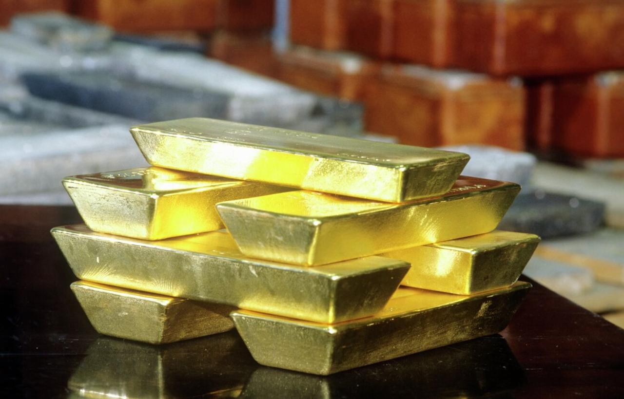 В Забайкалье задержан китаец который пытался вывезти 15 слитков с золотом Их стоимость около 50 миллионов рублей Житель КНР работает водителем туристического автобуса Он планировал вывезти слитки в специально сделанном тайнике