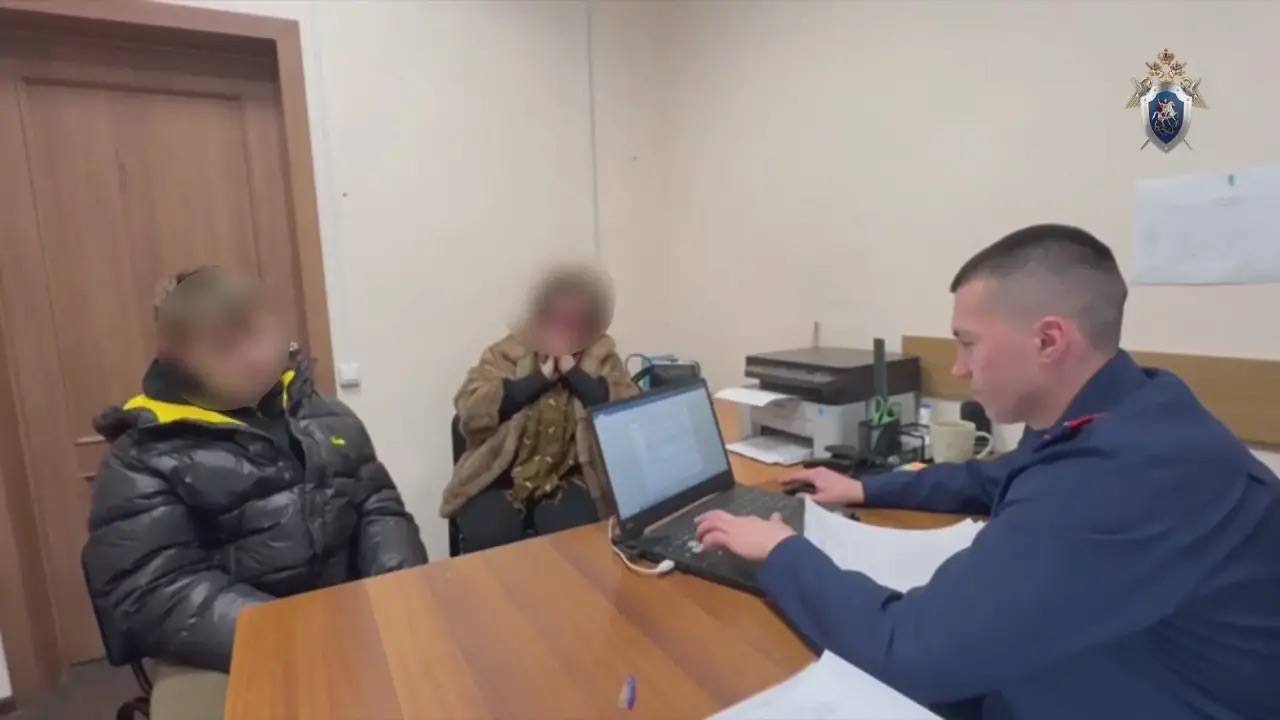 В Алтайском крае двое подростков задержаны за диверсию В декабре 2025 года 15 летний парень в одном из мессенджеров увидел объявление о заработке и оставил заявку С ним связался неизвестный и предложил за вознаграждение совершать поджоги технических устройств для передачи сотовой связи Несовершеннолетний взял на помощь 16 летнего друга С 13 по 16 января подростки подожгли три технических устройства в Барнауле Происходящее фиксировали на видео А вскоре фигуранты были задержаны Оба сейчас под домашним арестом Возбуждено уголовное дело по ст Диверсия совершенная группой лиц по предварительному сговору МЫ В МАХ