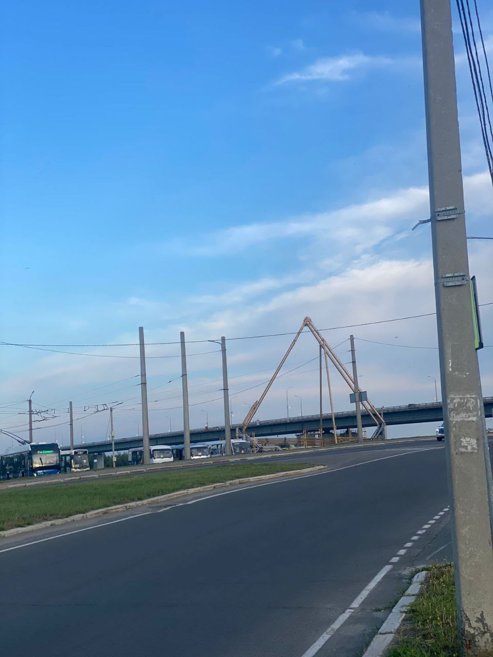 Рядом с площадью Баварина в Барнауле начали ставить колесо обозрения Фото: amic.ru.
