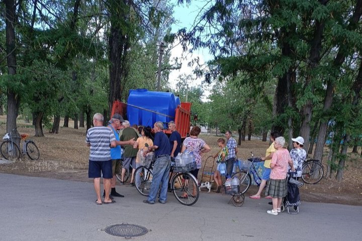 В Таврийске организовали постоянный подвоз питьевой воды В городском округе Новая Каховка подвозят питьевую воду для жителей Таврийск. Жидкость из водопровода, увы, пока годится только на технические нужды. «Работники таврийского участка ГУП ХО «Облводоканал» обеспечивают бесперебойную доставку воды, увеличив объемы поставок в летний период. Выдача воды осуществляется по графику с 8:00 до 14:30. Для удобства жителей, емкости с питьевой водой размещаются в разных микрорайонах города», - сообщает администрация Новокаховского городского округа. Пока что без подвоза обойтись невозможно: вода из водопроводной сети Таврийска не соответствует санитарным нормам и требованиям и классифицируется как техническая.