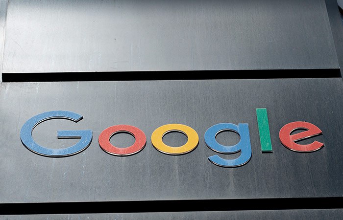 Фото Smith Collection Gado Getty Images Москва 22 декабря Alphabet Inc покупает поставщика решений для центров обработки данных ЦОД и энергетической инфраструктуры Intersect за 4 75 млрд без учета долга Как говорится в сообщении Alphabet компания уже является акционером Intersect Google принадлежит Alphabet наряду с другими инвесторами приняла участие в прошлогоднем инвестраунде Intersect на 800 млн Intersect создает инфраструктуру нового поколения для дата центров и других энергоёмких отраслей Ее решения предусматривают расположение энергоёмких объектов в непосредственной близости к мощностям газовой и возобновляемой генерации Активы компании находящиеся в эксплуатации или на этапе строительства оцениваются в 15 млрд