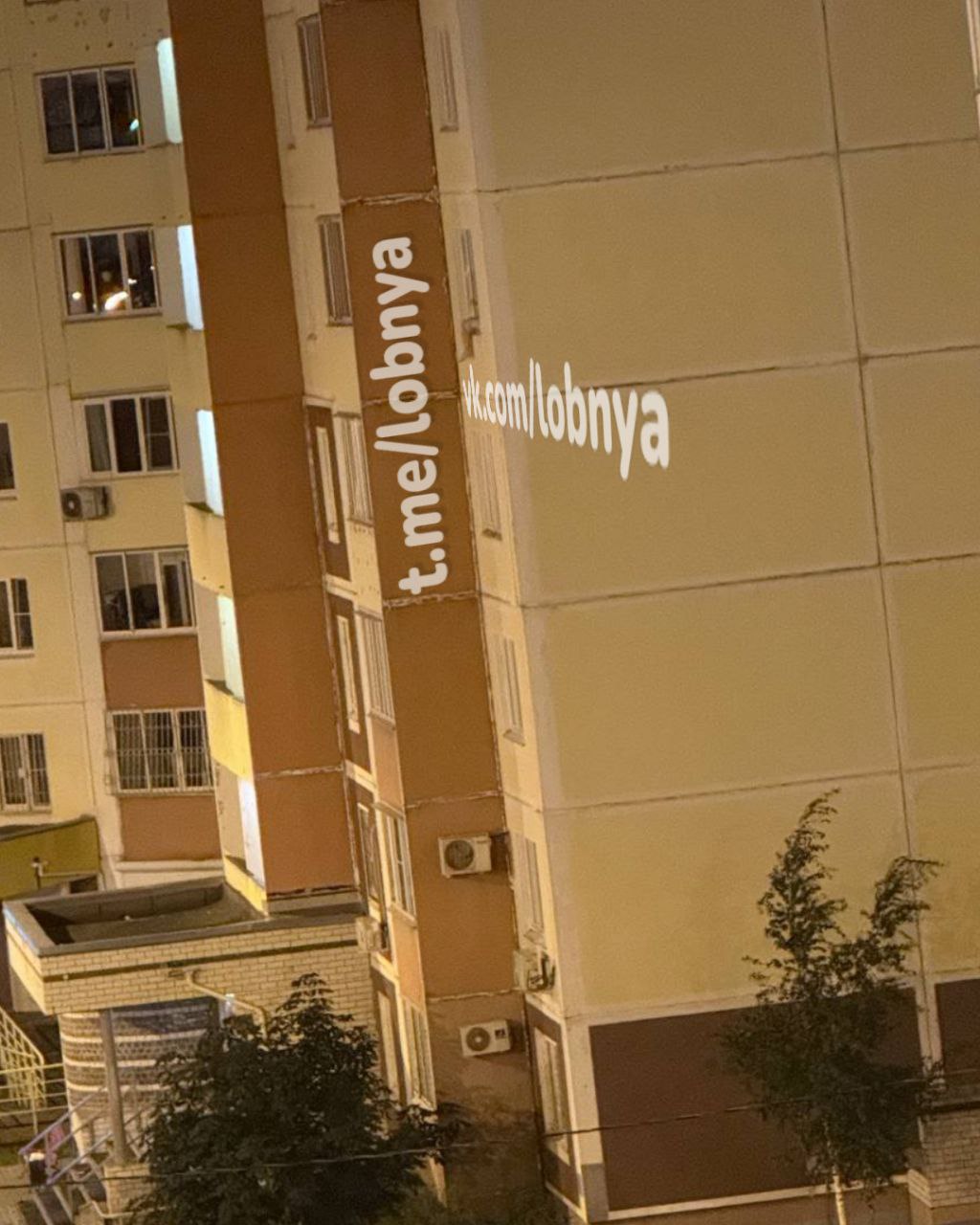 Ребёнка на подоконнике заметили в Катюшках  24 июла на Лобненском бульваре, дом 12, маленький мальчик дважды выбрался на подоконник пятого этажа и сидел там, свесив ноги наружу. Прохожая обратила внимание, крича и заставив ребёнка спрятаться внутри, но вскоре он вернулся на прежнее место.  Свидетели сообщают, что такое происходит не первый раз. Родителям напоминаем о важности соблюдения мер предосторожности и установки защитных устройств на окнах квартир.   Призываем взрослых быть внимательными и информировать службы спасения по телефону 112 при обнаружении опасных ситуаций с участием детей.