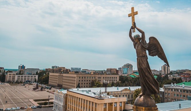 Сменить часовой пояс Ставрополья предложили жители региона На прямую линию губернатора Владимира Владимирова, которая прошла 15 июля, обратились жители края и попросили сдвинуть в регионе время на час вперёд — как в Саратове. Глава края предложил запустить голосование по этому вопросу. Однако Владимир Владимиров не уверен, что это целесообразно: сейчас время удобно для контакта с Москвой. Кроме того, если край всё же примет такое решение, то время с другими субъектами СКФО будет разниться. «Но так легкомысленно принимать решение нельзя. Мы внимательно подумаем об этом со всех сторон. Если будет запрос и комментарии по этому поводу, то проведём референдум», — сказал Владимир Владимиров.