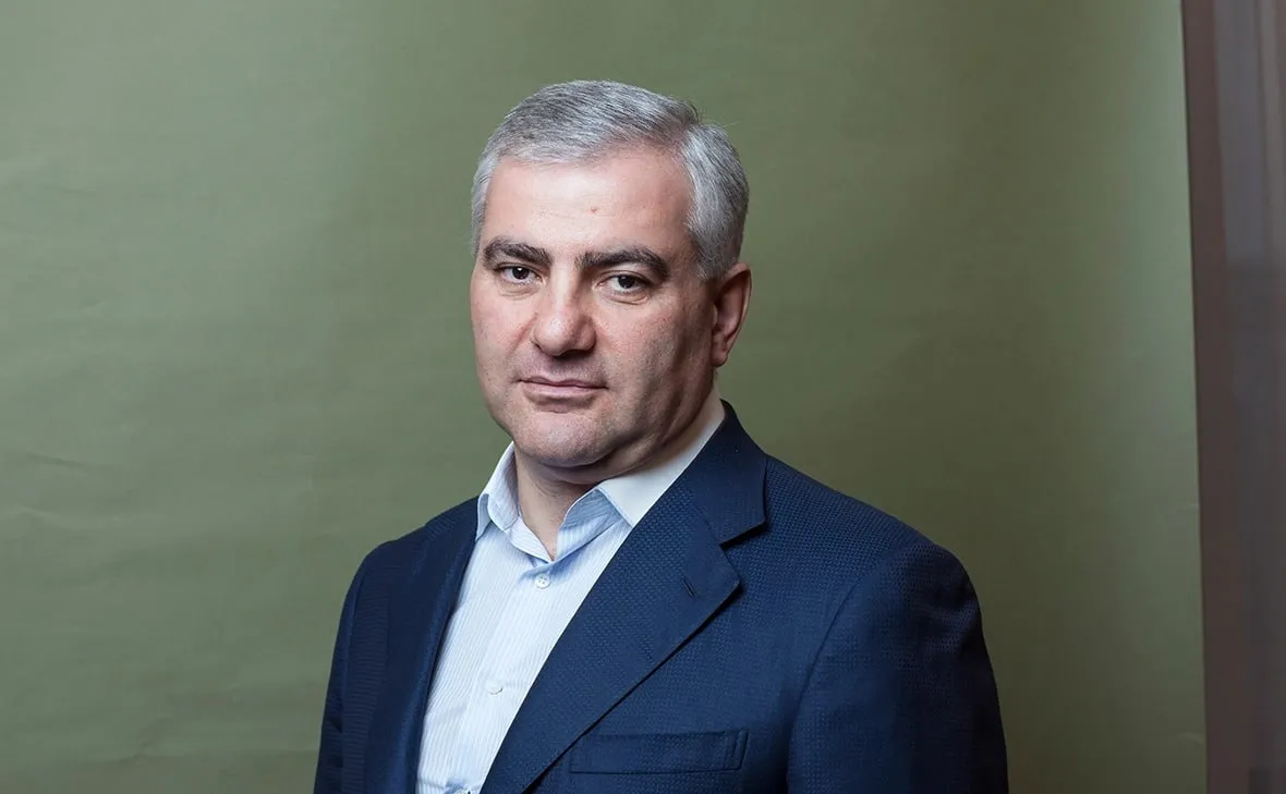 Самвел Карапетян решил отказаться от двух гражданств ради выборов в Армении Находящийся под арестом российский олигарх Самвел Карапетян заявил что начал процесс отказа от российского и кипрского гражданств для участия в парламентских выборах в Армении По его словам он принял это решение поскольку намерен участвовать в выборах и уверен в своей победе Об этом Карапетян заявил в ходе первого судебного заседания Подпишись на t me brtimes