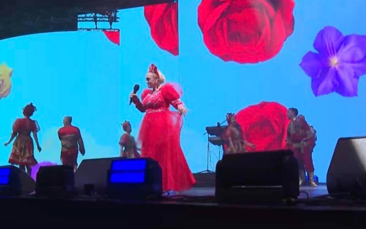 Ледовый дворец подал в Арбитражный суд Петербурга иск к театру Надежды Кадышевой ООО Золотое кольцо на сумму более 1 8 млн рублей ООО Золотое кольцо возглавляет сын Кадышевой Григорий Костюк которому принадлежит 70 акций сама Кадышева владеет 30 Театр существует с 2014 года при этом в 2024 году его выручка снизилась на 14 до 69 млн рублей Кадышева давала концерт в Ледовом дворце летом 2025 года Подробности иска пока не известны 78 Подписаться на ДП в Telegram MAX