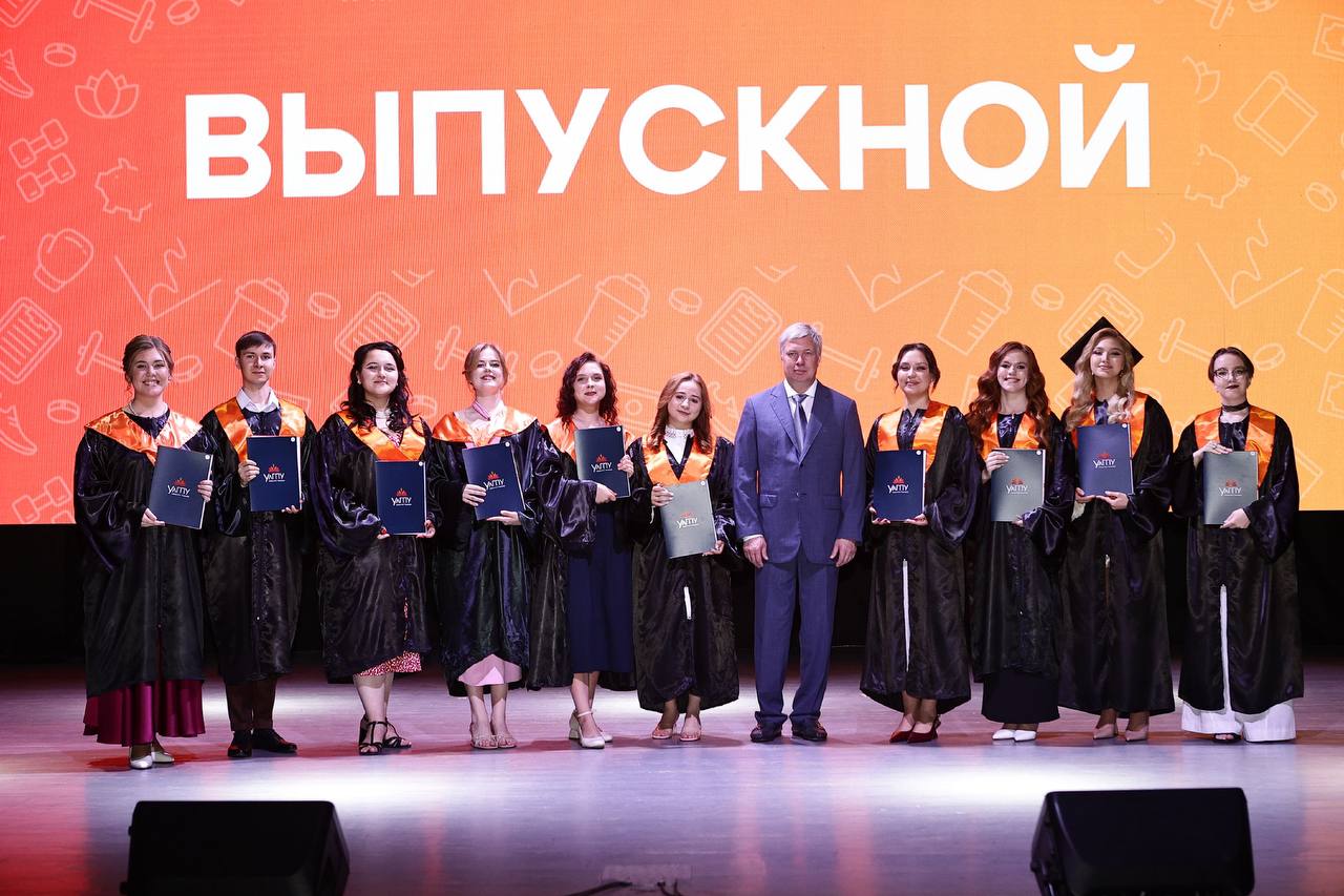 Сегодня вручил дипломы выпускникам Ульяновского педагогического университета. В стенах старейшего вуза нашего региона подготовлены целые поколения учителей Ульяновской области. И среди сегодняшних выпускников много продолжателей педагогических династий. Благодарю преподавателей за колоссальный труд, который они вкладывают в подготовку молодых специалистов. Проводим большую работу по модернизации образовательных учреждений как в городе, так и на селе. Развиваем меры поддержки для специалистов отрасли, создаем условия для их профессионального роста. Дорогие ребята, ваши знания и талант нужны региону! В добрый путь!