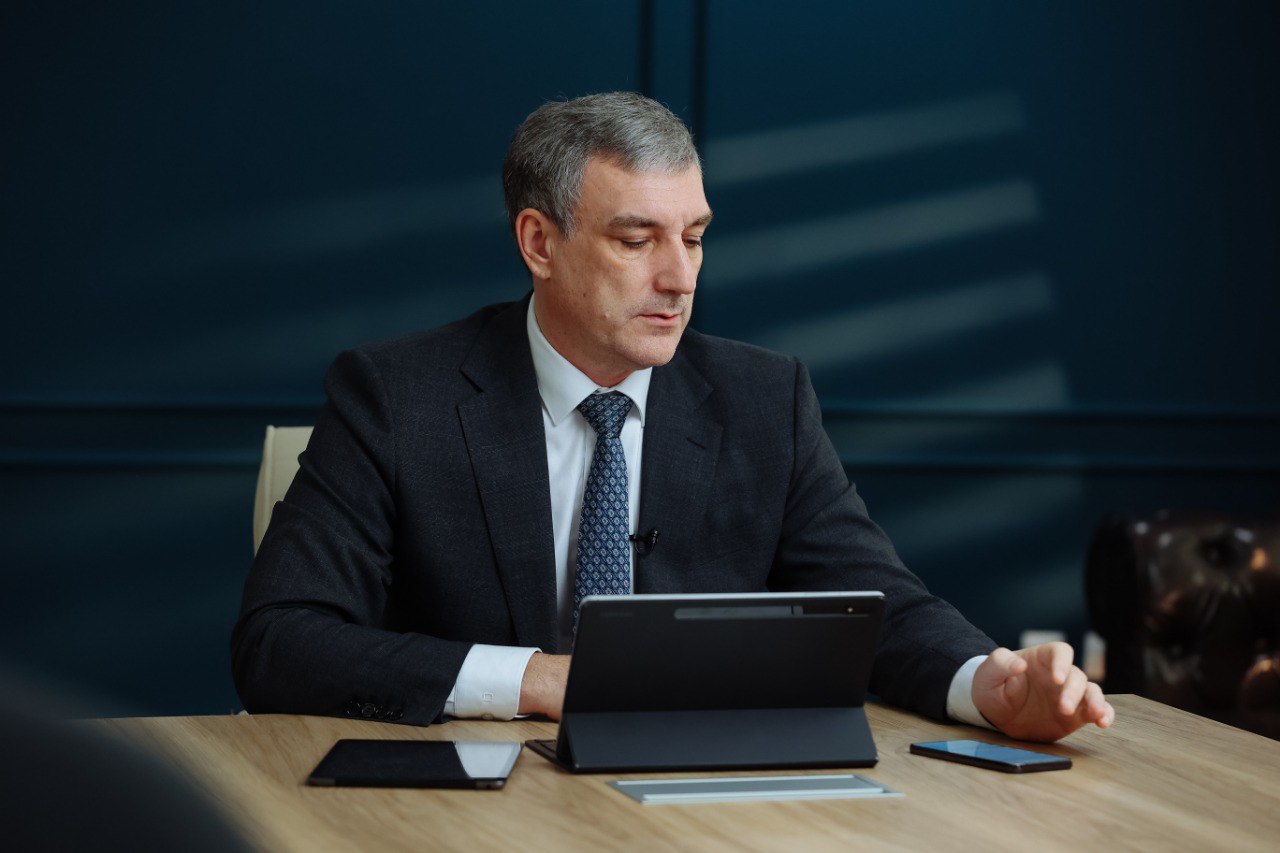 Вчера 25 ноября состоялась онлайн встреча главы региона Василия Орлова с амурчанами Жители Приамурья задали более 130 вопросов Обсуждены актуальные темы ремонт дорог ЖКХ вывоз ТКО и здравоохранение Отмечены позитивные моменты благоустройство развитие туризма и предстоящий зимний фестиваль на Амуре Глава региона подчеркнул тему безопасности Власти региона продолжают работу над расширением программы пожарной безопасности и поддерживают граждан в защите жизни и имущества Бесплатные пожарные извещатели могут получить льготные категории граждан Остальным следует считать покупку извещателей приоритетной приборы доступны по приемлемой цене и не являются дефицитными Существует необходимость усилить безопасность дорожного движения В регионе зафиксировано снижение аварийности на дорогах но главными факторами ДТП остаются превышение скорости загруженность дорог и управление в состоянии опьянения Власти планируют усилить ответственность за управление транспортом в нетрезвом виде а также увеличить выплату за сообщение о пьяном водителе Одной из приоритетных задач правительства остается работа с участниками специальной военной операции реабилитация и трудоустройство принимаются меры по адаптации вернувшихся бойцов В планах продолжить региональный образовательный проект для участников СВО Герои своего времени Трансляция велась на личных страницах губернатора в ВКонтакте и Одноклассниках а также в соцсетях Правительства Запись трансляции доступна к просмотру