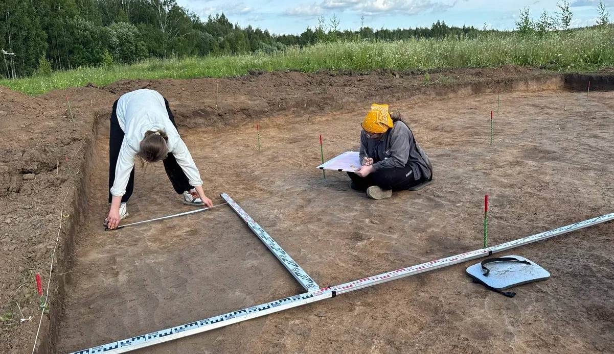 Площадь археологических раскопок в Вачском районе в этом году составляет 1 тыс. кв. м. Экспедиция Нижегородского музея-заповедника уже три года исследует могильник племени мурома IX-XI веков. Министр культуры Нижегородской области Наталья Суханова рассказала, что уже сейчас на раскопках на площади 500 кв. м выявлено 16 погребений. Впервые за время работы экспедиции было обнаружено захоронение коня. Еще одной интересной находкой стала янтарная подвеска, относящаяся к комплексу начала XI века. Сейчас исследователи работают на захоронениях, которые раньше были нарушены «черными археологами», а потом перейдут к изучению нетронутых погребений. В исследованиях участвуют специалисты Волжской экспедиции Института археологии РАН, этнографы Нижегородской консерватории и музея «Щелоковский хутор» и студенты ННГУ им. Лобачевского. Фото: Телеграм-канал Натальи Сухановой