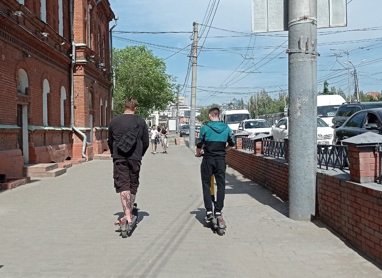 В Омске подростки стали массово попадать в ДТП на самокатах   Сегодня, 5 декабря, на заседании комитета по вопросам транспортной инфраструктуры в Омском городском совете обсуждалась эксплуатация электросамокатов в городе.   По словам директора департамента экономического развития Елены Дячук, кикшеринговая компания Whoosh зашла в Омск в 2022 году. С этого времени доходы в бюджет от аренды данного средства передвижения выросли более чем за два раза. .   Депутат Юрий Иванищев предложил предусмотреть ответственность родителей подростков, которые пользуются самокатами, вопреки запретам.    - Может, рассмотреть вопрос, чтобы привлекать родителей к ответственности, что не усмотрели за ребенком? Подростки могут лететь по нескольку человек и могут травмировать детей, - заявил Иванищев.   Какой ответ получил парламентарий, и что произошло дальше, читайте в материале.