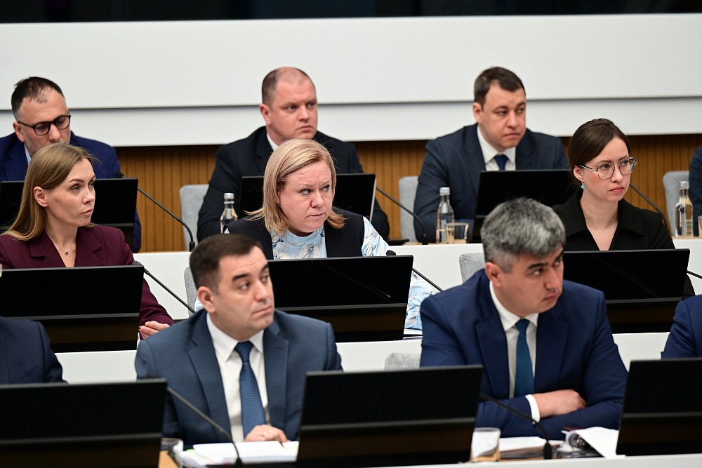 Башкортостан направит более 1 млрд рублей на модернизацию коммунальных сетей в 2026 году Как сообщила на оперативном совещании в ЦУР глава МинЖКХ Ирина Голованова за год планируется капитально отремонтировать и построить 46 объектов тепло и водоснабжения а также водоотведения Общий объем финансирования превысит 1 миллиард рублей По словам министра в рамках федерального проекта модернизации коммунальной инфраструктуры будет обновлено 95 километров сетей Это поможет улучшить качество коммунальных услуг для 183 тысяч жителей региона Дополнительно ресурсоснабжающие организации направят на развитие инфраструктуры более 3 8 млрд рублей внебюджетных средств Инвестиционные программы охватят 34 муниципалитета В частности в Уфе запланирована модернизация тепломагистрали на улице Рыльского водопровода на улице Зорге а также канализационных коллекторов на Посадской и Блюхера Долгосрочные планы до 2029 года включают строительство семи и реконструкцию 11 объектов коммунальной инфраструктуры на сумму 4 3 млрд рублей В Благовещенске начнут работу над первым этапом магистрального водовода с резервуарами питьевой воды а в Краснокамском районе проложат более 20 километров водопроводных сетей К концу 2026 года планируется завершить все работы в Забелье и обеспечить коммуникациями 9 2 млн квадратных метров будущего жилья для 100 тысяч семей Как Вам эти наполеоновские планы Звучит очень хорошо но к таким большим и амбициозным проектам крайне мало доверия Но мы опять же будем рады ошибиться если у министерства получится хотя бы половина из обещанного  Обратная связь  Подписаться  Подписаться в MАХ