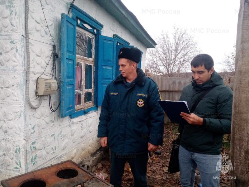 Напомнили о пожарной безопасности  Сотрудники 1 пожарно-спасательного отряда МЧС России на регулярной основе проводят профилактическую работу с населением в Отрадненском районе.  Особое внимание уделяется профилактическим беседам и инструктажам по эксплуатации отопительных приборов, печного отопления и электрооборудования.  МЧС России напоминает:   не эксплуатируй неисправные печи, камины и дымоходы;    не разжигай легковоспламеняющимися жидкостями;    не оставляй топящиеся печи без присмотра;   не допускай перекала печи;   не размещай вещи вблизи печи;    установи пожарный извещатель. Он даст шанс на спасение.   #МЧСКубань #безопасность #ОсеньЗима #профилактика          Подпишитесь еще на:   ВК   ОК   Дзен   Youtube   Rutube