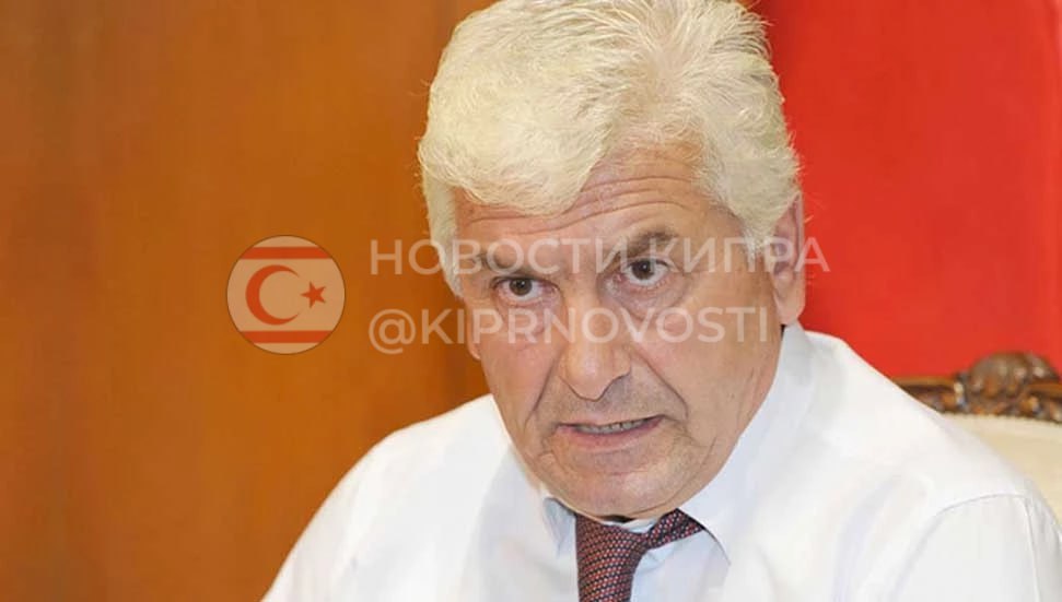 ЛИДЕР TÜRK-SEN ЖЁСТКО РАСКРИТИКОВАЛ KIB-TEK И ПРАВИТЕЛЬСТВО: «НЕМЕДЛЕННО В ОТСТАВКУ»  Арслан Бычаклы обвинил руководство компании и власти в энергетическом коллапсе Глава профсоюзного объединения Türk-Sen Арслан Бычаклы резко высказался в адрес руководства Kıb-Tek и правительства, обвинив их в том, что они оставили страну без электричества после взрыва на подстанции в Güneşköy. По его словам, эти структуры должны немедленно уйти в отставку.  Бычаклы напомнил, что годами призывал вкладывать средства в развитие энергетики и своевременно проводить обслуживание оборудования. Он подчеркнул, что предупреждения профсоюза El-Sen, который устраивал акции, чтобы привлечь внимание к проблемам, игнорировались, а вместо этого к нему применяли враждебную политику. «В итоге у них и трансформатор сгорел, и репутация», — отметил он, добавив, что события показали правоту El-Sen.  «С вечера вся страна погружена в темноту из-за некомпетентности этих руководителей. Виноваты только Kıb-Tek и правительство, и они должны ответить перед народом», — заявил Бычаклы, призвав срочно решить энергетический кризис.