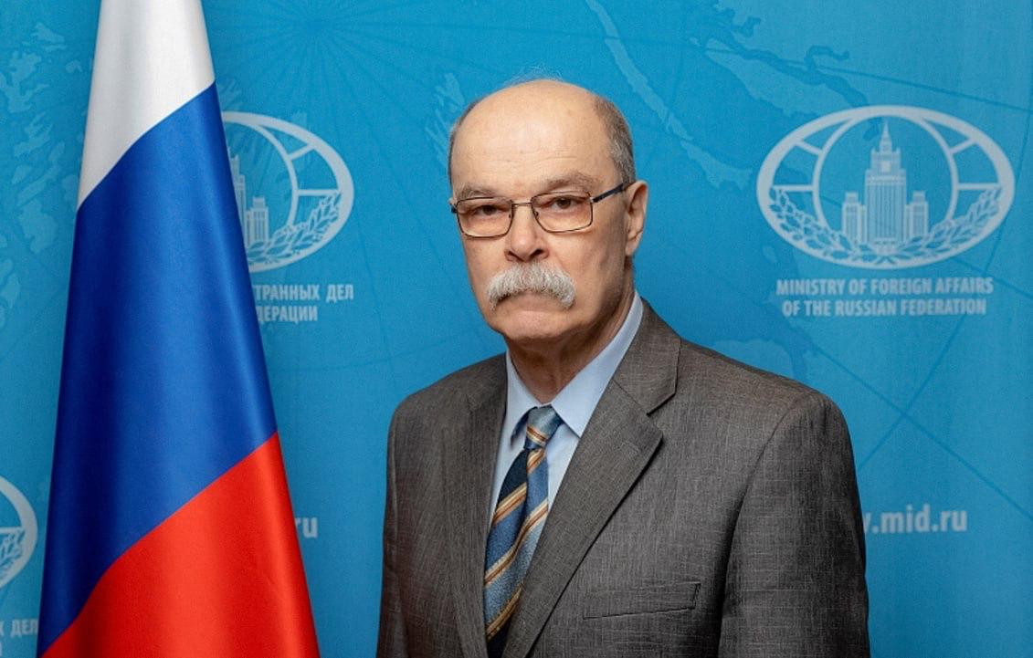 Интервью Директора Консульского департамента МИД России РИА Новости А В Климова 30 августа 2025 года Читать полностью Вопрос Каков текущий статус переговоров по нормализации работы российских консульских представительств в США Существуют ли прогнозы относительно возможности их открытия в течение ближайшего года А В Климов В феврале и апреле на российско американских консультациях в Стамбуле особое внимание было уделено нормализации работы консульских учреждений России и США Напомню что в конце 2016 года Администрация Президента Б Обамы потребовала закрыть российские генконсульства в Сан Франциско и Сиэтле и в качестве ответной меры мы были вынуждены пойти на зеркальные шаги в отношении генконсульств США в России В отличие от американцев практически полностью прекративших выдачу виз россиянам наши консульства несмотря на кадровые трудности продолжают полноформатную визовую работу Неоднократно указывали американцам что нынешнее положение дел не позволяет оказывать качественные консульские услуги гражданам обеих стран и ситуацию необходимо кардинально менять Наша позиция неизменна мы добиваемся скорейшего взаимного снятия ограничений на работу консульских учреждений а сроки выхода на конкретные договорённости во многом зависят от американской стороны Вопрос Ранее директор Латиноамериканского департамента МИД России А В Щетинин заявил что Москва ставит перед собой задачу договориться о безвизовом режиме со всеми странами Латинской Америки С какими государствами остаются визовые требования и когда ожидать их отмены А В Климов Нашей приоритетной задачей является превращение всего региона Латинской Америки в безвизовое пространство для россиян Вне такового пока остаются Мексиканские Соединённые Штаты Республика Барбадос Республика Гаити Содружество Багамских Островов Тринидад и Тобаго Открыты к диалогу с властями указанных стран по взаимной отмене визовых требований соответствующие проекты соглашений переданы партнёрам Вопрос В контексте открытия курортов КНДР для граждан России возможно ли начало обсуждения ослабления визового режима между странами На каком этапе находится проект соглашения о взаимных поездках граждан А В Климов Придаём важное значение взаимодействию с корейскими партнёрами в том числе и на консульском направлении В данном контексте удовлетворены тем что после многолетнего перерыва обусловленного в частности пандемией COVID 19 возобновилась работа над проектом обновлённого соглашения о взаимных поездках граждан двух стран С учётом изменений российского и корейского законодательств и договорной практики документ требует дополнительной проработки Вопрос С какими ещё странами на данный момент ведутся переговоры о безвизовом режиме А В Климов Работа по заключению соглашений о безвизовых поездках с иностранными партнёрами ведётся на постоянной основе и приносит хорошие результаты 18 июля вступило в силу Соглашение с Оманом о взаимной отмене визовых требований Российские граждане получили возможность посещать эту страну без виз с краткосрочными визитами до 30 дней Буквально на днях 20 августа аналогичное соглашение подписано с Иорданией Оно вступит в силу после выполнения сторонами необходимых процедур что как мы надеемся не займёт много времени Продолжается переговорный процесс направленный на заключение соглашений о краткосрочных безвизовых поездках граждан ещё с рядом стран Африки Азии Ближнего Востока Вопрос Есть ли планы по открытию новых российских консульств в других странах Если да то в каких А В Климов На пространстве СНГ в настоящее время прорабатываются вопросы открытия консульских учреждений России в Капане Армения Актау Казахстан и Самарканде Узбекистан Скоро откроет свои двери для российских туристов Генеральное консульство России в Шарм эш Шейхе Кроме того наше консульское присутствие на африканском континенте укрепится с началом работы российских диппредставительств в Нигере Сьерра Леоне и Южном Судане в составе которых будут функционировать и консульские отделы