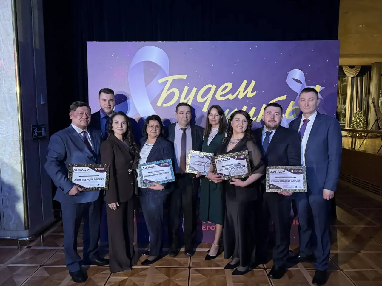 Сразу семь представителей Башкортостана стали лауреатами престижной Всероссийской премии Будем жить Поздравляю коллег с заслуженными наградами Премия присуждается за выдающийся вклад в борьбу с онкологическими заболеваниями и помощь пациентам Торжественная церемония награждения прошла в Государственном Кремлевском Дворце В номинации Легенды в онкологии призером стал заведующий отделом радиационной онкологии Республиканского онкологического диспансера Муфазалов Фагим Фанисович В номинации Лучший онколог для взрослых Жемчужина в профессии награды удостоен заведующий отделом противоопухолевой лекарственной терапии Республиканского онкологического диспансера Султанбаев Александр Валерьевич В номинации Лучшее в паллиативной службе Не бойся я с тобой победила врач анестезиолог реаниматолог отделения паллиативной медицинской помощи Республиканского онкологического диспансера Хабибуллина Зиля Анваровна В номинации Лучшая медицинская сестра Профессиональная забота награды удостоена старшая медицинская сестра поликлиники Республиканского онкологического диспансера Лукманова Татьяна Викторовна В номинации Лучший детский онколог Волшебники в белых халатах победу одержал заведующий Республиканским центром детской онкологии и гематологии РДКБ Байрамгулов Рустам Равилович В номинации Власть рука об руку с пациентами На службе добра награды удостоена руководитель Территориального органа Федеральной службы по надзору в сфере здравоохранения по Республике Башкортостан Гашимова Динара Тимербаевна В номинации Уникальная пациентская история награду получила пациентка онкологического диспансера Шамсутдинова Регина Радиковна Гордимся что в нашей республике работают такие специалисты