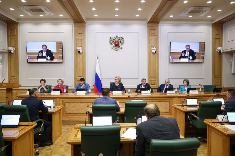 По итогам состоявшегося сегодня заседания Совета Федерации по науке, образованию и культуре сенаторами были поддержаны законы, предусматривающие: закрепление модели целевой отраслевой подготовки кадров под запрос конкретных работодателей. Работодатель сможет комплексно участвовать в процессе подготовки кадров для последующего трудоустройства; увеличение размера пособия по беременности и родам для женщин, обучающихся по очной форме обучения в колледжах, вузах, образовательных организациях ДПО и научных организациях, до ста процентов прожиточного минимума трудоспособного населения в регионе, где живет будущая мама; установление понятия «студенческая семья». Это молодая семья из двух лиц, состоящих в зарегистрированном браке, в том числе воспитывающих ребенка, либо лицо, являющееся единственным родителем усыновителем ребенка, в возрасте до 35 лет включительно, обучающиеся по образовательным программам СПО или образовательным программам высшего образования. Это даст возможность формировать мероприятия по поддержке таких семей; исключение периодов прохождения военной службы по призыву или по мобилизации, а также время участия в СВО или выполнения задач по отражению вооруженного вторжения на территорию РФ, из периода времени, в течение которого действительны результаты ЕГЭ — при приеме на обучение по программам бакалавриата и программам специалитета; увеличение срока, в течение которого лицо вправе подать заявку на выдачу патента после раскрытия им информации об изобретении, с шести до двенадцати месяцев. Также Комитетом были поддержаны изменения в отдельные законодательные акты РФ, направленные на повышение эффективности организации деятельности органов ФСБ, рассмотрен проект изменений в закон о гражданской обороне в части совершенствования координации деятельности органов, осуществляющих управление гражданской обороной.