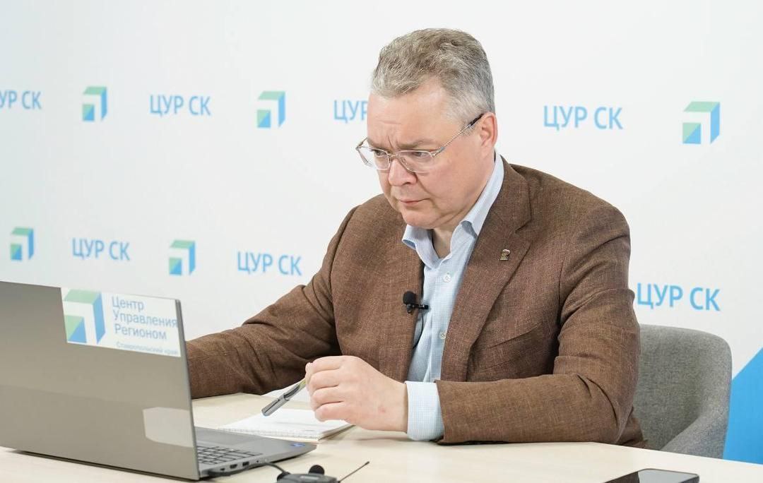 Глава Ставрополья поручил разобраться с выплатами контрактнику-бойцу СВО На Ставрополье проходит прямая линия губернатора Владимира Владимирова. Трансляция ведется на его страницах ВКонтакте и в «Одноклассниках». Во время эфира прозвучал вопрос супруги бойца СВО. Женщина пояснила, что мужчина заключил контракт в ноябре 2024 года, однако положенные региональные выплаты 1,6 млн рублей, по ее словам, так и не получил. Губернатор поручил разобраться в этом вопросе и принять все необходимые меры.