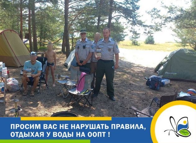 В «Бухте Желтая» ловили тех, кто отдыхал не по правилам. С полутысячей поговорили Как сообщает комитет по природным ресурсам Ленобласти, в минувшие выходные инспекторы проверили, как посетители особо охраняемых природных территорий в Ленобласти соблюдают охранный режим. Ожидаемо много нарушителей поймали на территории памятника природы "Бухта Желтая". Отдыхающие разбили палаточный лагерь и жгли костры, доезжали до самого побережья на машине, один мужчина катался по берегу на квадроцикле, что тоже запрещено. Туристов сразу заставили устранить нарушения, с остальными посетителями — их было около 500 — побеседовали о правилах поведения. "Напоминаем, что у каждой из заповедных территорий Ленинградской области свой режим особой охраны. Все ограничения имеют обоснование и подробно изложены в положении о той или иной ООПТ. Есть общие запреты: костры, мусор, проезд на авто и мототранспорте вне дорог общего пользования. Мы стараемся сделать так, чтобы посетителям особо охраняемых природных территорий было удобно. Для этого существуют экомаршруты с разметкой, местами для отдыха и другой полезной инфраструктурой. Но если есть острая потребность доехать на машине прямо до водоема — пожалуйста, отдыхайте вне ООПТ", — напоминают инспекторы. комитет по природным ресурсам Ленобласти