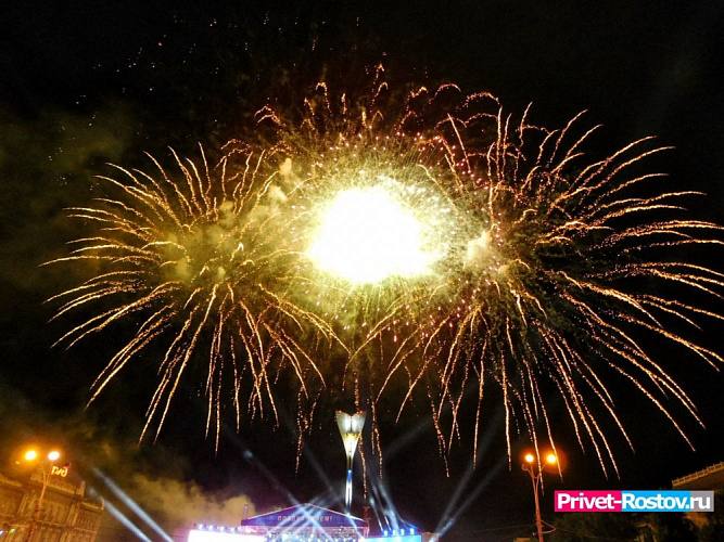 Нарушая запрет в Ростове на Дону устроили ночной фейерверк В ночь с 18 на 19 октября примерно в двенадцать часов в центре Ростова на Дону раздались громкие звуки напоминающие взрывы что вызвало беспокойство у горожан Как выяснилось источником шума стал фейерверк который была запущена неустановленными лицами вблизи Театурльной площади Самопроизвольный салют длился примерно две минуты после чего всё стихло Сейчас сотрудники полиции выясняют детали случившегося и занимаются поиском виновных которые организовали этот несанкционированный фейерверк Для нарушителей это может обернуться привлечением к ответственности по административной статье так как в Ростовской области до 1 декабря 2025 года официально запрещено применение любых пиротехнических средств Подпишись на 1Rnd Написать в редакцию