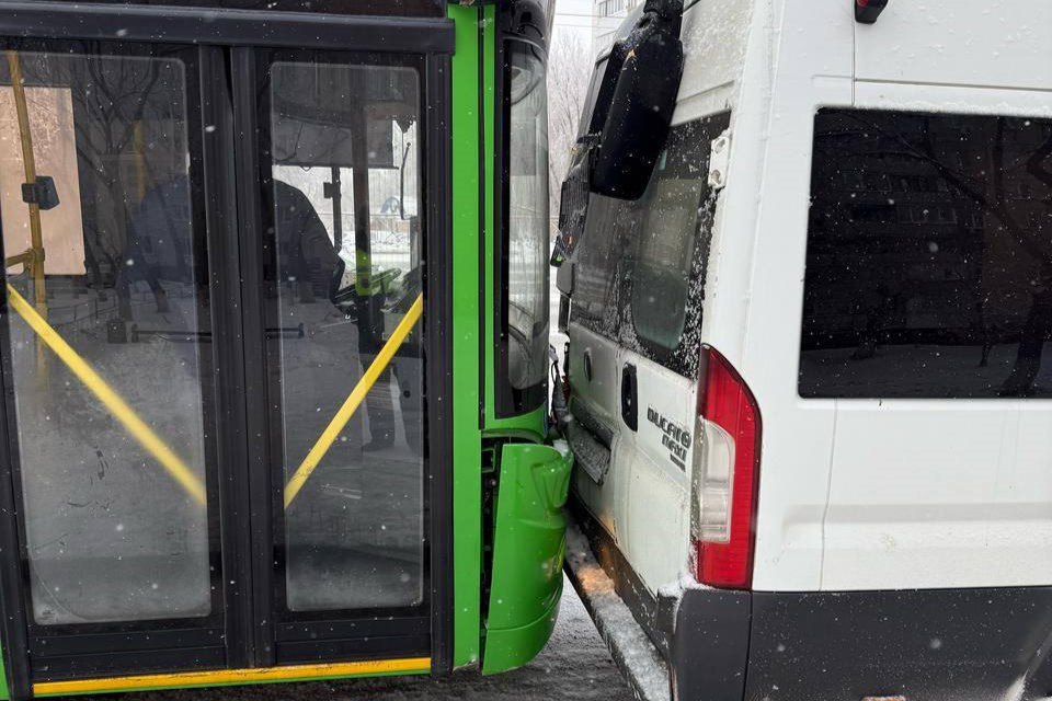 Пострадала девушка: в Оренбурге столкнулись два пассажирских автобуса    В Оренбурге сотрудники полиции устанавливают обстоятельства ДТП напротив дома №56 по проспекту Гагарина. Авария произошла сегодня, 14 февраля, около 09:48.   40-летний водитель автобуса «ЛиАЗ» не выдержал безопасное расстояние и столкнулся с автобусом «Фиат» под управлением 49-летней женщины. В момент ДТП из «Фиата» выходили пассажиры.    Пострадала пассажирка второго авто. Ее доставили в больницу.