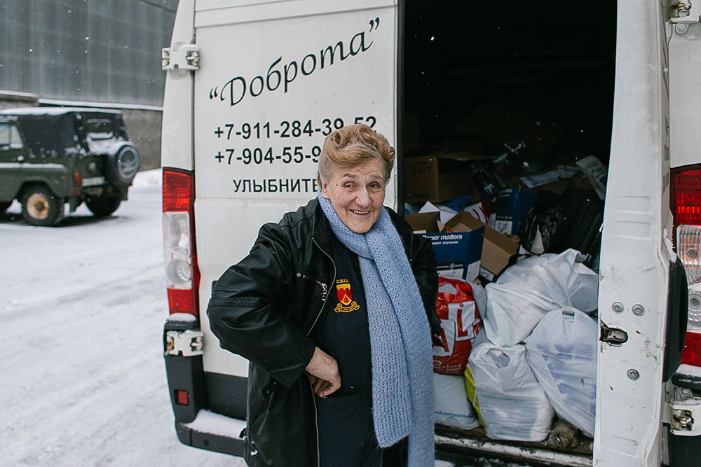 Умерла блокадница и волонтерка Галина Яковлева О смерти основательницы благотворительного фонда Доброта изданию 78 сообщила ее подруга Роза Маккумова Яковлевой было 86 лет Подробности Галина Ивановна умерла от рака желудка Роза Маккумова рассказала 78 что о болезни узнали слишком поздно Ей было плохо она много лет страдала Хоть и помогала людям работала без выходных Похороны Галины Ивановны Яковлевой пройдут завтра 12 декабря на Большеохтинском кладбище в церкви Николая Чудотворца Начало в 12 00 Блокада Галина Яковлева родилась в 1939 году Когда началась война Галине Ивановне было два года Всю блокаду она провела вместе с матерью в Ленинграде Однажды во время бомбежки она пряталась с другими детьми в трубе возле детского сада В трубу попал снаряд Галину Яковлеву контузило и до 12 лет она не могла говорить Ей помогли уроки пения Годы за рулем С 17 лет Галина работала на прядильном заводе потом уехала на целину где водила комбайн и трактор Вернувшись в Ленинград она устроилась водителем скорой помощи водила троллейбус а затем работала на вредном производстве заводе гальванических покрытий Благотворительность Выйдя на пенсию в 1993 году Галина Ивановна снова устроилась водителем в фонд Вера Надежда Любовь А в 2008 она основала собственный фонд Доброта на своем микроавтобусе она развозила продукты и вещи для пенсионеров инвалидов блокадников и воспитанников школ интернатов Всего она помогала около 500 подопечным В 2018 году Галина Ивановна рассказала Бумаге почему решила заняться благотворительностью зачем водит подопечных в театр и как целыми днями ездит по городу и раздает нуждающимся еду и одежду Читайте интервью с Галиной Яковлевой по ссылке Фото Бумага Подписывайтесь на Бумагу и предлагайте новости