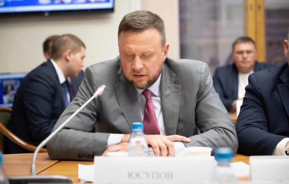 ЛДПР в Татарстане направила силовикам обращение с требованием разобраться в инциденте, произошедшем в СНТ «Нефтехимик».  В сети появились кадры, на которых охранники неустановленного ЧОПа применяют силу, не пуская садоводов на собрание. Конфликт дачников с бывшим председателем крупнейшего в Закамье товарищества длится более двух лет.   На всех этапах противостояния активную поддержку 6,5 тысячи дачников оказывают активисты Татарстанского отделения ЛДПР.      «То, что вытворяет бывший председатель Илгиз Хайруллов, нанявший ЧОП, – это настоящий беспредел», – заявил депутат Госсовета РТ от ЛДПР Руслан Юсупов.  Он подчеркнул, что против Хайруллова уже возбуждено уголовное дело по факту растраты средств садоводов. Устроив побоище в СНТ, он, по мнению депутата, лишь усугубил свою вину.  «Люди в масках набросились на обычных дачников – женщин и пожилых людей. Одну из пострадавших госпитализировали. ЛДПР не оставит это безнаказанным», – заверил Юсупов.