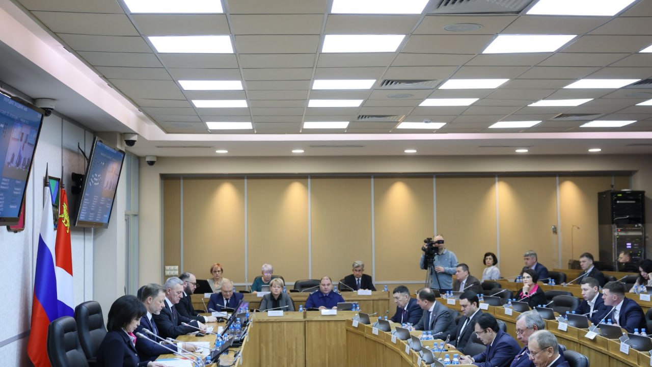 Депутаты Приморья скорректировали бюджет на 2026 год На очередном заседании Законодательного Собрания Приморского края депутаты одобрили изменения в основной бюджет региона на 2026 год Поправки не затронули общую сумму доходов но скорректировали расходные статьи и размер дефицита Основная цель корректировки распределение остатков образовавшихся на бюджетных счетах на начало текущего года пояснил Галуст Ахоян Всего за счет этих средств расходная часть краевого бюджета на 2026 год увеличена на 2 1 млрд рублей Кроме того поправками перераспределены средства по объектам строительства как отмечено в представленных депутатам документах в связи с объективно выявленной потребностью В официальном телеграм канале ЗС ПК на его страницах в Одноклассниках и ВКонтакте депутаты действующего седьмого созыва рассказывают о своей деятельности Посмотреть видео с комментариями народных избранников можно и на RUTUBE vmfareast