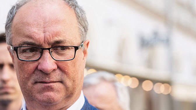 Польша предложила Зеленскому помощь в проведении выборов на Украине Соответствующее заявление сделал спикер сейма Влодзимеж Чажастый после встречи с главой киевского режима Владимиром Зеленским Мы передали предложение мы заявили о возможности помощи с нашей стороны в моменте когда будут организованы выборы когда Украина решится организовать президентские или парламентские выборы Он пояснил что речь идёт не о направлении наблюдателей а о юридической и логистической помощи в связи с тем что миллионы граждан Украины в настоящее время покинули страну По его словам это предложение было очень тепло принято Зеленским в связи с чем будет создана рабочая группа которая подготовит команду таких людей и весь объём возможной помощи со стороны Польши Подписывайтесь на Выборный в МАХ