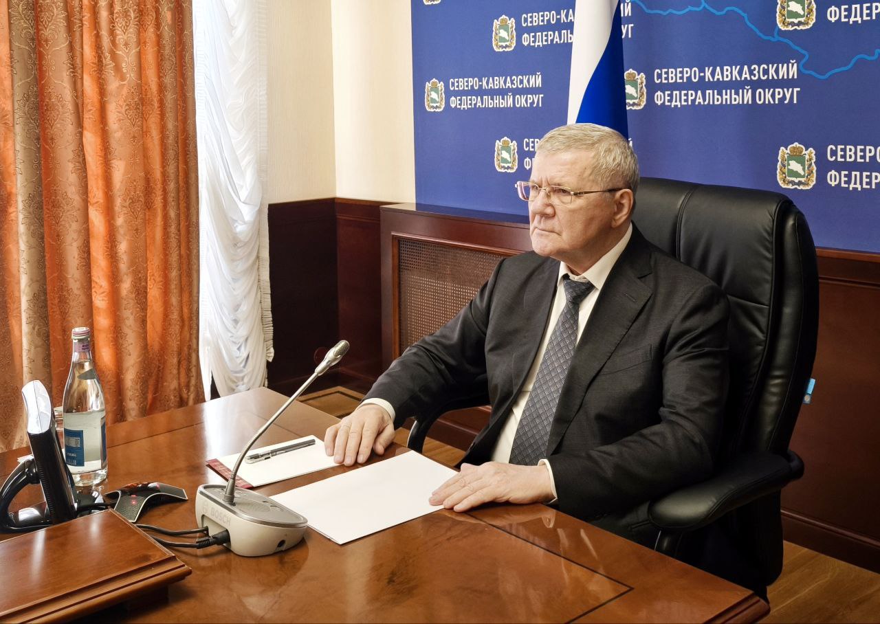 Сегодня в режиме видеоконференции полномочный представитель Президента Российской Федерации в Северо Кавказском федеральном округе Юрий Чайка провел совещание по актуальным вопросам на территории субъектов Российской Федерации находящихся в пределах Северо Кавказского федерального округа В обсуждении приняли участие Глава Республики Ингушетия Махмуд Али Калиматов и Глава Республики Северная Осетия Алания Сергей Меняйло В рамках совещания были рассмотрены текущие задачи гармонизации межнациональных и межконфессиональных отношений налаживания прочных культурных связей между регионами а также координации усилий представителей органов исполнительной власти и правоохранительных структур по обеспечению общественной безопасности Юрий Чайка подчеркнул важность указанных сфер для укрепления стабильности единства и социального благополучия жителей двух регионов Также полпред заявил что в современных условиях перед лицом беспрецедентного внешнего давления сплоченность многонационального российского народа является главным залогом несокрушимости нашей страны и отметил значимую роль представителей Республики Ингушетия и Республики Северная Осетия Алания в проведении специальной военной операции По итогам совещания профильным структурам дан ряд конкретных поручений направленных на консолидацию усилий всех уровней власти и общества по укреплению гражданского единства polpredstvo skfo