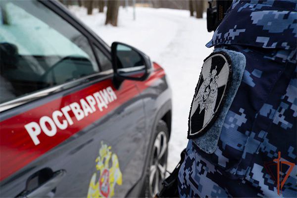 Тульской области росгвардейцы задержали подозреваемого в покушении на убийство В ходе совместного распития спиртных напитков 54 летний местный житель нанес своему брату не менее трех ударов ножом Прибывшие на место происшествия сотрудники группы задержания Росгвардии уточнили приметы злоумышленника и в кратчайшие сроки его задержали Возбуждено уголовное дело  Росгвардия Центральный округ Подписывайтесь на наш канал в MAX