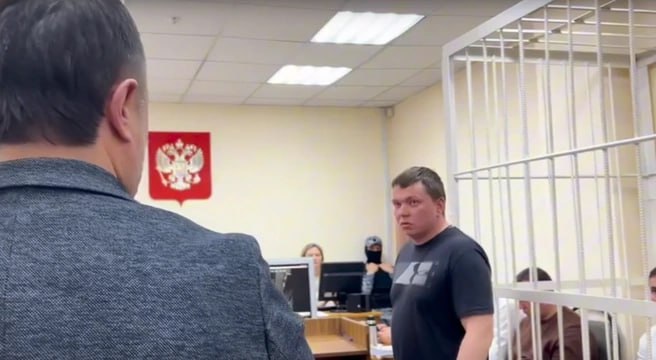 Силовики задержали бывшего владельца автомойки Леон в Каменске-Уральском, где издевались над людьми.  Максим Гурьев был арендатором автомойки, где издевались над людьми. По нашей информации на мойку вывозили за долги. В городе вовлекали студентов и школьников в махинации с банковскими картами. Подробнее об этой схеме мы рассказывали в карточках.  Сегодня суд изберет Гурьеву меру пресечения.  Фото: РимМедиа    Подпишись   Предложи новость   Выиграй iPhone 16