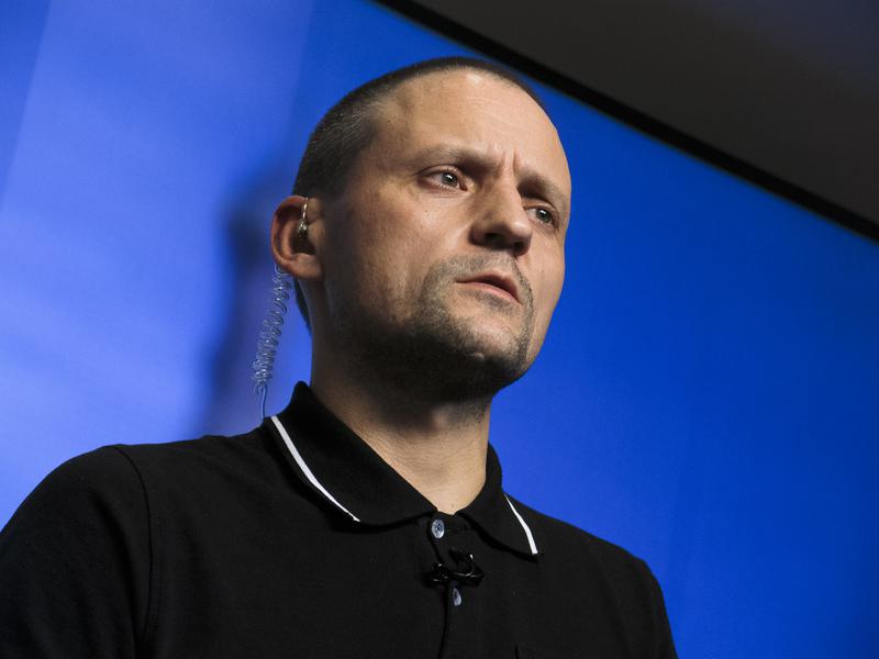 Обвиняемого в оправдании терроризма через интернет лидера Левого фронта Сергея Удальцова допросили во втором Западном военном суде Уголовное дело возбуждено из за поста в его телеграм канале в поддержку пятерых членов марксистского кружка из Уфы обвиняемых в создании террористического сообщества На судебном заседании Удальцов заявил что ситуация с марксистской уфимской пятеркой его взволновала и задела так как он давно знаком с двумя фигурантами дела Ринатом Буркеевым и Дмитрием Чувилиным сообщает корреспондент РБК из зала суда Политик подчеркнул что никогда не слышал от них оправдания терроризма ролики не смотрел и к своим постам не прикреплял а информацию для поста брал исключительно из открытых источников Фото Владислав Шатило РБК Читать РБК в Telegram