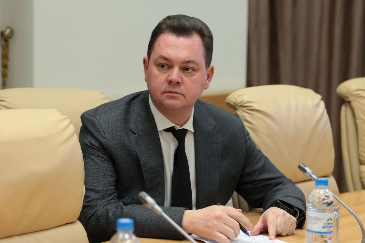 Юрий Слюсарь представил нового заместителя губернатора Заместителем губернатора Ростовской области стал бывший глава администрации Таганрога Андрей Фатеев Об этом сообщил глава региона Юрий Слюсарь на оперативном совещании 29 сентября Как говорится на сайте правительства Фатеев будет курировать деятельность министерств образования культуры и регионального комитета по охране объектов культурного наследия Андрея Евгеньевича представлять наверное нет смысла Вы его хорошо знаете отметил Слюсарь представляя своего заместителя Андрей Фатеев родился в Ростове но большую часть жизни провел в Таганроге В 2002 году окончил Таганрогский государственный педагогический институт получил специальность филолога Является кандидатом филологических наук Трудовую карьеру он начал в Таганроге Сначала Фатеев работал специалистом отдела управления образования города а позже стал заместителем начальника управления С 2014 года он работал в министерстве образования региона в 2022 году стал министром образования В 2023 году назначен главой администрации Таганрога 2 октября 2024 году его на посту сменила Светлана Камбулова Подпишись на 1Rnd Написать в редакцию