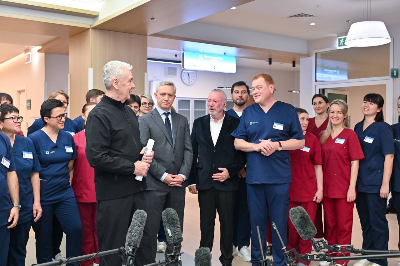 Продолжаем наблюдать за компанией Медскан которая недавно вышла на рынок ЦФА а также озвучила свои планы по IPO В Международном медицинском кластере в Сколково завершилось строительство Центра хронических болезней Медскан Golden Care Клиника Golden Care площадью 14 3 тыс кв м рассчитанная на 126 коек стала третьим корпусом израильского медицинского комплекса и дополнила клинико диагностический и терапевтический блоки Медицинские услуги охватывают гериатрию реабилитацию паллиативную помощь а также лечение сложных хронических заболеваний включая детские Сегодня Центр хронических болезней осмотрел мэр Москвы Сергей Собянин отметив его значимость для развития высокотехнологичной медицинской инфраструктуры и обмена современными клиническими практиками Запуск Медскан Golden Care логичное продолжение стратегии по развитию платформы Медскан и укрепления позиционирования как оператора интегрированной медицинской инфраструктуры российский рынок bitkogan