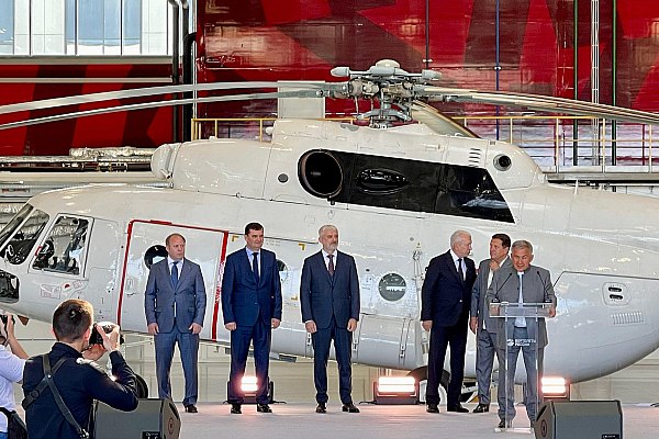 Парк авиакомпании «Полярные авиалинии» пополнился двумя вертолетами Ми-8МТВ-1 Парк воздушных судов авиакомпании «Полярные авиалинии» пополнился двумя новыми отечественными многоцелевыми вертолётами Ми-8МТВ-1. Об этом сообщает AVIA.RU со ссылкой на данные авиаперевозчика. Как отмечается в сообщении авиакомпании, вертолеты приобретены по договору лизинга с АО «Государственная транспортная лизинговая компания». Их передача состоялась сегодня, 29 июля, на территории Казанского вертолетного завода с участием Главы республики Татарстан Рустама Минниханова, генерального директора АО «ГТЛК» Евгения Дитриха, генерального директора АО «Вертолеты России» Николая Колесова, генерального директора АО «Казанский вертолетный завод» Николая Яковлева. Ключи от новых Ми-8МТВ-1 получил генеральный директор «Полярных авиалиний» Семен Винокуров. aviaru.net/n286094