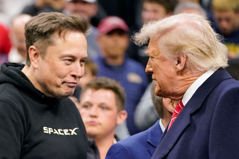 Илон Маск призвал американцев “убить” налоговый законопроект Трампа  После провала попыток сохранить $7 500 субсидий на электромобили глава Tesla обратился ко всем гражданам:    «Позвоните своему сенатору, позвоните своему конгрессмену. Разорение Америки — это НЕ нормально!»  #ИлонМаск #Трамп #налоговыйзакон #Tesla #электромобили #политика #Bloomberg