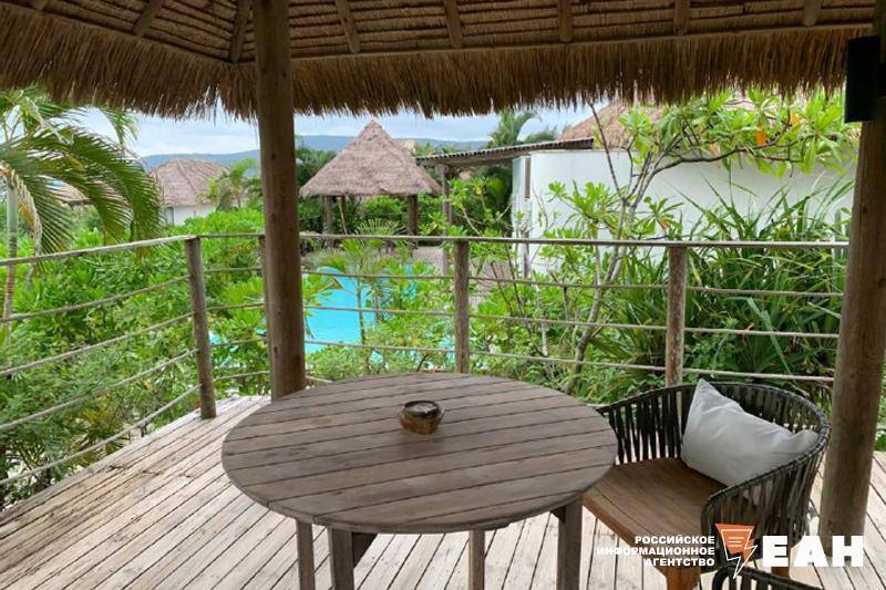 Российский турпоток на Мальдивы достиг исторического максимума В 2025 году россияне установили абсолютный рекорд по числу поездок на Мальдивы превысив показатели предыдущего года на 23 8 Согласно данным АТОР теперь каждый восьмой турист на островах гражданин РФ Резкий рост популярности направления эксперты связывают с подорожанием отдыха в Турции что сделало стоимость туров на острова сопоставимой Большинство путешественников 73 4 выбирают для размещения классические отели резорты Несмотря на высокий спрос расширения полетной программы из регионов в ближайшее время не планируется Авиакомпании отказались от запуска прямых рейсов из Екатеринбурга объяснив это техническими сложностями и рисками низкой загрузки сверхвместительных лайнеров Вместо этого перевозчики сосредоточат флот на более массовых рынках Таиланда и Вьетнама ЕАН в MAX ЕАН в VK