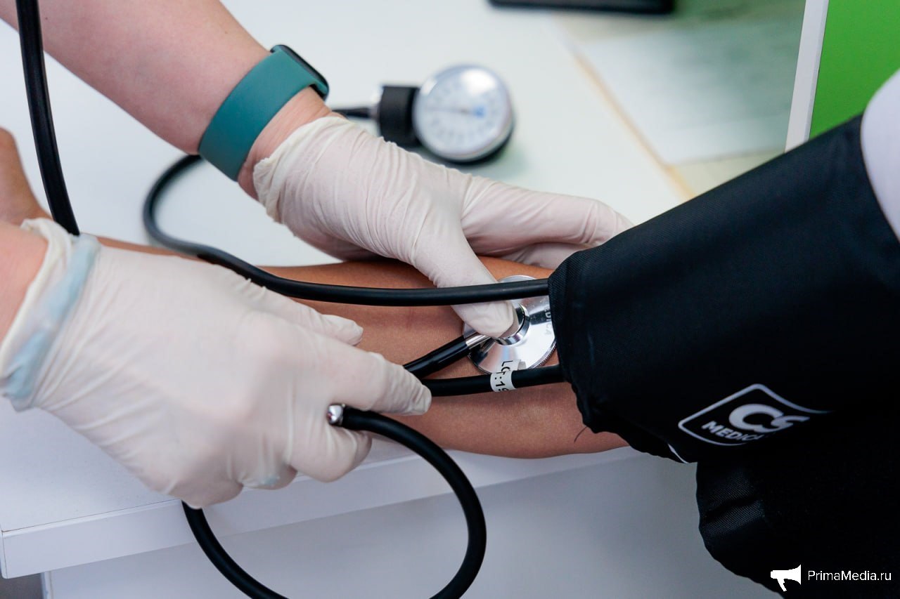 Компания из Владивостока хочет построить в селе Суражевка лечебный центр корпуса которого будут рассчитаны на 214 палат Ввод объекта в эксплуатацию намечен на конец 2027 года Проект будет реализован в рамках преференциального режима Свободный порт Владивосток резидентом которого стал инвестор Стоимость проекта более 3 млрд рублей планируется создание 259 рабочих мест По данным ЕГРЮЛ ООО Прайд бизнес групп зарегистрировано в июне 2025 года Генеральным директором и учредителем компании является Юлия Семенютина владелица ООО Лайт бар из Владивостока В состав центра долголетия войдут основной и спортивный комплексы административные здания а также теплица в которой будут выращиваться овощи и фрукты для процедур детокса Подписывайтесь на PrimaMediaBiz