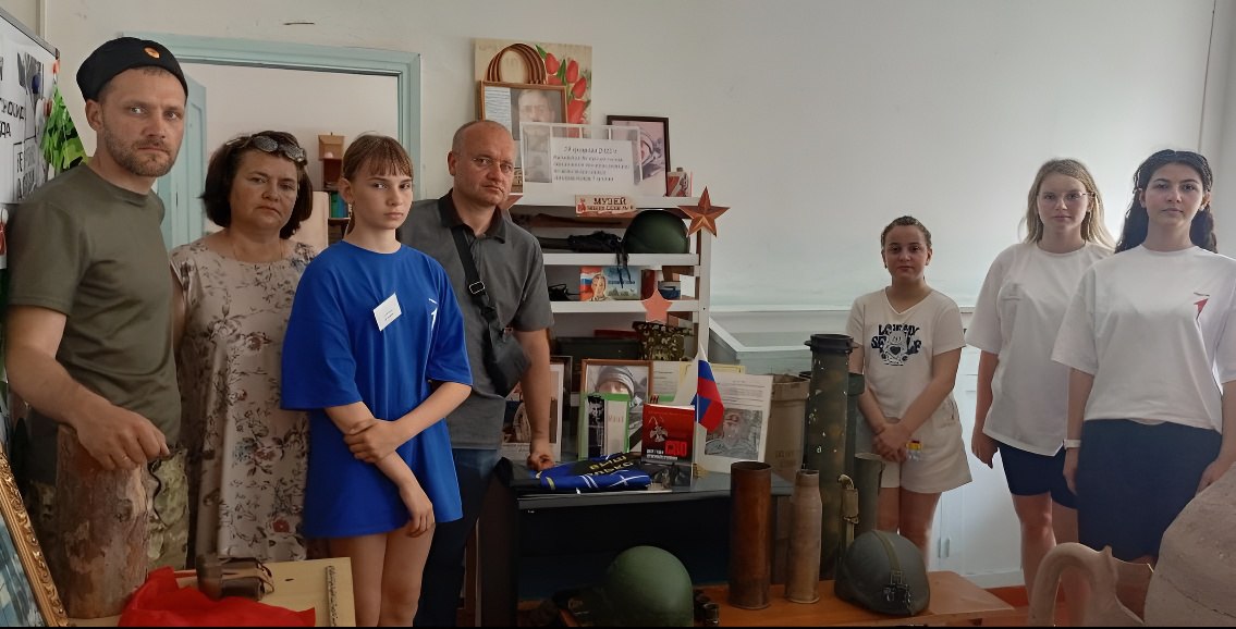 Трофейные экспонаты Глава Сенного сельского поселения Максим Шлычков и хуторской атаман Сергей Железняк передали в музейный фонд школы № 8 трофейные экспонаты с зоны СВО: вражескую амуницию, гильзы от артиллерийских снарядов и боеприпасов. – Предоставленные артефакты займут особое место в нашей экспозиции и будут служить важным документальным свидетельством текущих событий специальной военной операции для будущих поколений, – отметила директор школьного музея. В мероприятии приняли участие активисты школьного сообщества. Атаман Сенновского хуторского общества и глава поселения поделились с молодежью своими впечатлениями от поездки в зону проведения спецоперации, рассказав о мужестве и героизме российских воинов. Они отметили важность поддержки тыла, призвали школьников не оставаться в стороне и вносить свой посильный вклад в общее дело, поддерживая тех, кто сегодня защищает Родину.