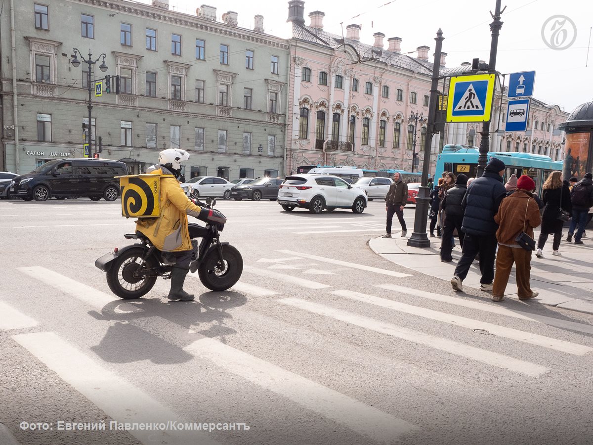 Ограничения на работу мигрантов курьерами поддержали 50 опрошенных петербуржцев Запрет на работу мигрантов в доставке до конца 2025 года поддержала половина опрошенных петербуржцев Соответствующие данные приводит сервис Superjob Почти треть респондентов 29 не определились со своим отношением к подобным мерам против выступает 21 Среди сторонников запрета больше мужчин 56 чем женщин 44 Чаще всего закон поддерживают жители чей возраст превышает 45 лет 63 люди моложе 35 лет реже поддерживают подобные ограничения 40 Для сравнения в Москве где запрет на работу иностранцев в доставке не вводили ограничения поддерживают меньше половины респондентов 44 Сторонники запрета в столице как и в городе на Неве старше 45 лет 55 kommersant spb