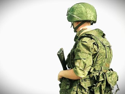 На Чукотке увеличили единовременную выплату участникам СВО до 2,2 миллиона На Чукотке увеличили единовременные выплаты для тех, кто заключает контракт на участие в специальной военной операции. Теперь сумма составит 2,2 миллиона рублей — на полмиллиона больше прежней. Повышение поддержки инициировал губернатор Владислав Кузнецов, а соответствующее постановление вступило в силу 29 июля. Как уточнили в окружном департаменте соцполитики, выплата положена тем, кто подписывает контракт сроком от одного года. Власти региона подчёркивают, что меры поддержки для участников СВО и их семей продолжают расширяться. «Мы обеспечиваем комплексную помощь и защиту военнослужащих и их близких», — отметил губернатор Кузнецов. Помимо региональных выплат, контрактники получают и федеральные, а также муниципальные. Всего в округе действует более 40 видов льгот — от бесплатного детсада до компенсаций за обучение детей и оплаты путёвок. Для участников СВО также действует программа трудоустройства под названием «Герои Чукотки». #Чукотка