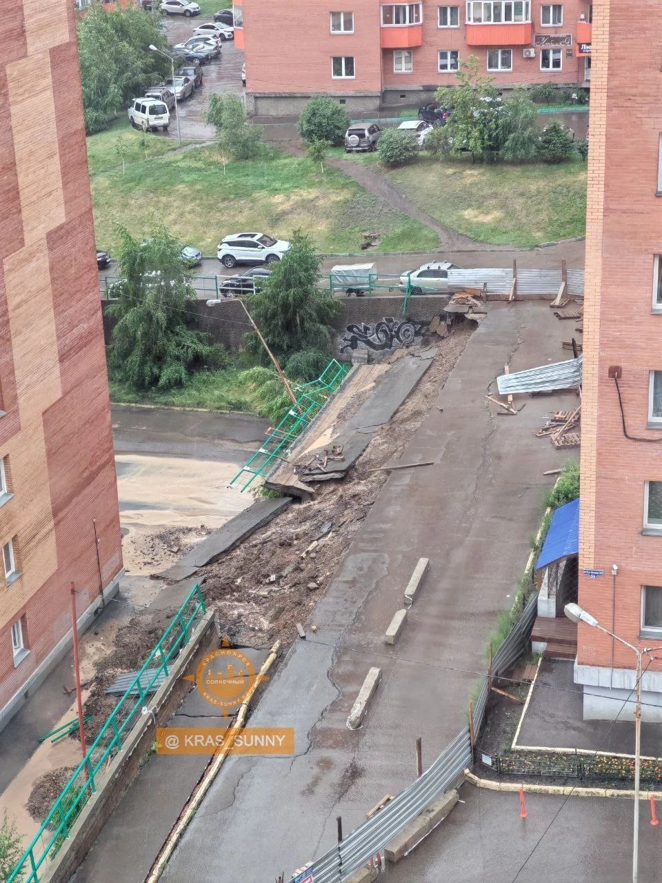 Подпорная стена рухнула в красноярском Солнечном Конструкция между домами № 56 и 58 по проспекту 60 лет Образования СССР и так была признана аварийной, в мае там даже ввели режим угрозы ЧС. Сегодняшний дождь ее окончательно подмыл, и подпорная стена обвалилась. Кадрами делятся в местном паблике. Пишут, что при обрушении никто не пострадал. Подробности расскажем в вечерних выпусках новостей на «Енисее». Фото: