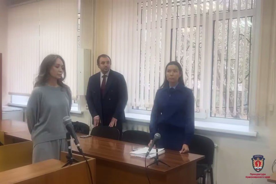 В Красноярске предпринимательницу осудили за дачу взяток начальнику тыла Сибирского юридического института МВД По версии прокуратуры с февраля 2023 го по сентябрь 2024 го года женщина занимающаяся организацией горячего питания передавала деньги сотруднику учебного заведения за регулярное заключение контрактов в обход процедур конкурентных закупок Горожанка ежемесячно выплачивала от 6 до 10 от стоимости договора Общий размер переданных взяток 4 5 миллиона рублей В суде предпринимательница признала вину В итоге женщина получила пять лет условного лишения свободы и штраф в девять миллионов рублей прокуратура   Подписаться на kpkrsk