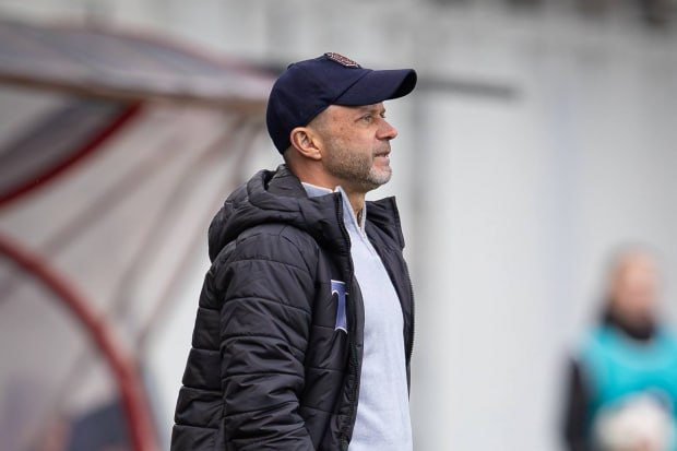 Главным тренером волгоградского Ротора назначили Дмитрия Парфенова В качестве наставника для местных футболистов он проведет полтора года Контракт заключен с возможностью дальнейшего продления Дмитрий Парфенов родом из Одессы воспитанник местного Черноморца Как игрок он выступал не только за свой первый клуб но и за московские Спартак и Динамо С 2012 года Дмитрий Парфенов ведет тренерскую деятельность За эти годы он поработал с тульскими командами Текстильщик Тосно Урал и Арсенал с казахстанскими Родиной и Актобе а также московским клубом Торпедо Вместе с Тосно Дмитрий Парфенов стал обладателем Кубка России сезона 2017 2018 Кроме того он также вывел клуб из Ленинградской области в Премьер лигу выходил в финал Кубка России 2018 2019 с Уралом Московскую Родину тренер выводил в стыковые матчи между Первой Лигой и РПЛ Дмитрий Парфенов также обладатель Кубка Казахстана вместе с Актобе 2024 года Фото ФК Торпедо